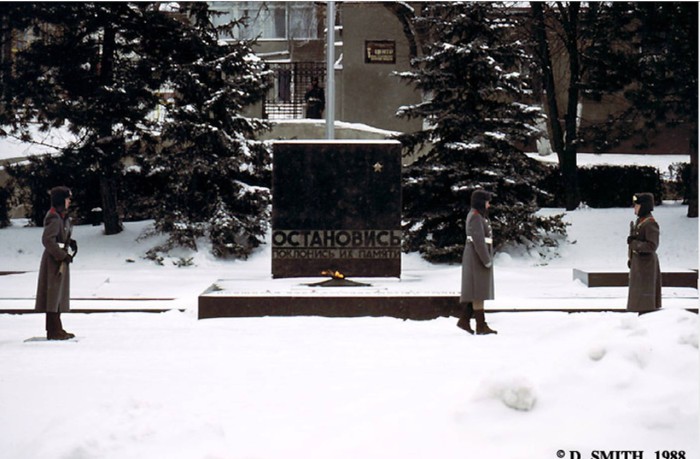 Смена караула возле Вечного огня. СССР, Пятигорск, 1988 год.