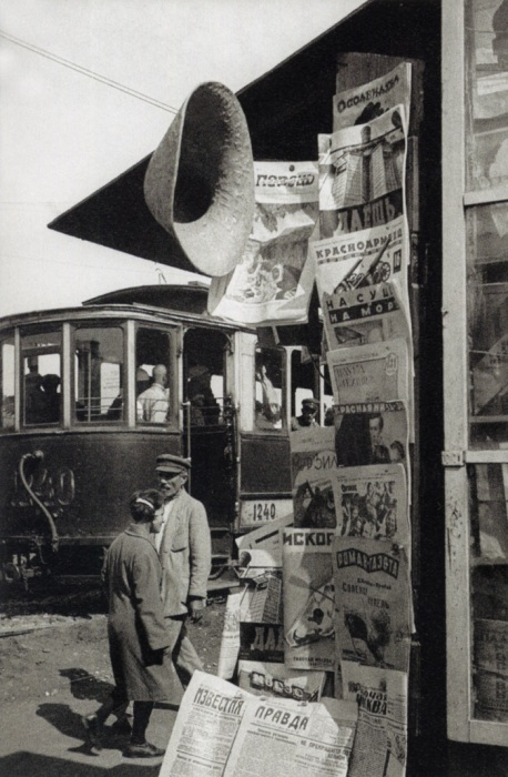 Радиофицированный газетный киоск в 1929 году. Фото: Alexander Rodchenko.