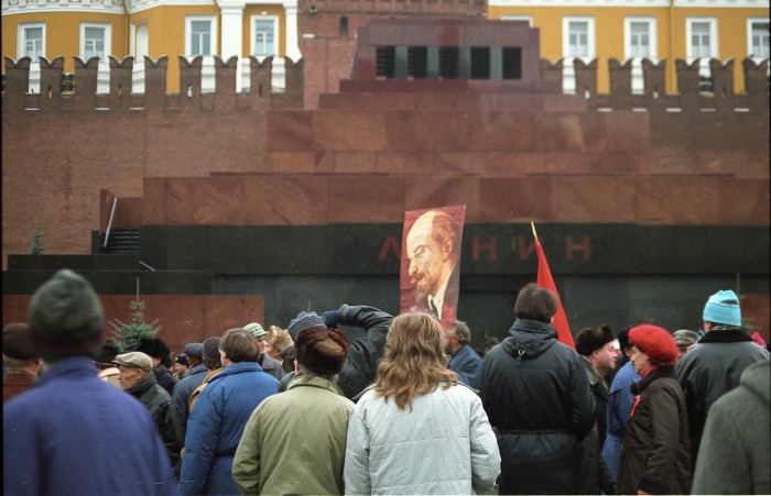 Толпа протестующий у Мавзолея Ленина на Красной площади.