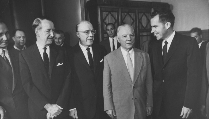 Ричард Никсон беседует с Ворошиловым. СССР, Москва, 1959 год.