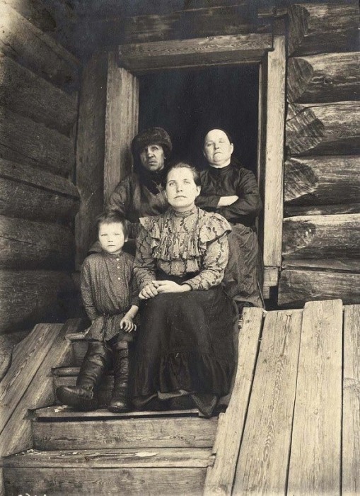Зажиточная крестьянская семья. Село Богучанское, Енисейский уезд, 1911 год.