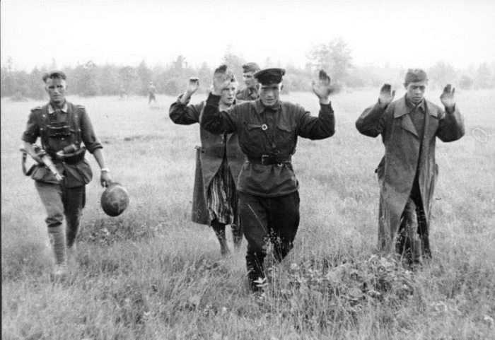 Пленный русский офицер. Лето 1941 года. 