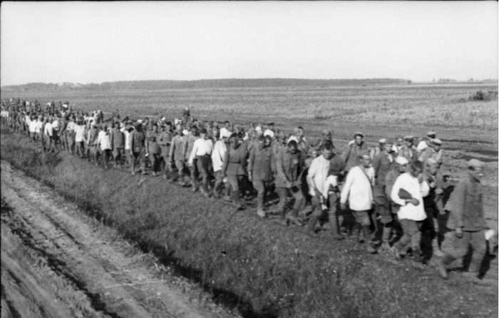 Колонна русских пленных. Июль 1941 год. 