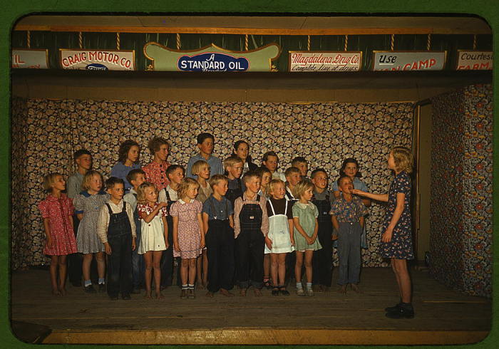 Репетирующие выступление школьники. США, Нью-Мексико, октября 1940 года.  Автор: Russell Lee.