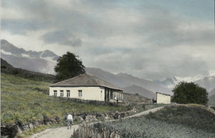 Школа в селе Линджери.  Сванетия, 1929 год.