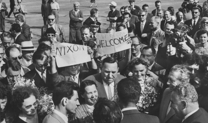 Выбранные представители русского народа встречают Никсона в аэропорту. СССР, Москва, 1959 год.