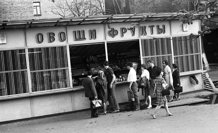 Торговая палатка Овощи-Фрукты. СССР, Москва, 1971 год.