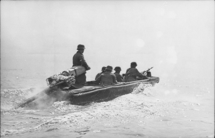 Солдаты на десантном катере. Летом 1942 года. 