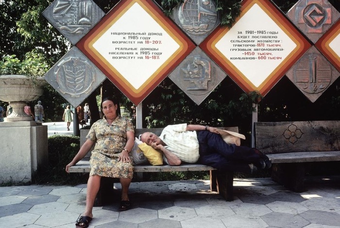 Отдых на лавочке в жаркий летний день. СССР, Сочи, 1981 год. 