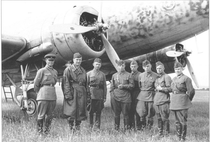 Советские авиаторы возле транспортного самолета. Халхин-Гол, 1939 год.