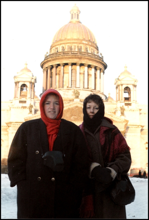 Туристы на фоне Исаакиевского собора. СССР, Ленинград, 1985 год.