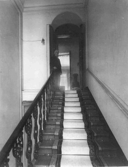  Лестница, ведущая в квартиру барона Икскуля фон Гильденбрандта Александра Владимировича.