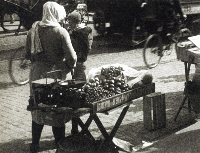 Уличная торговля фруктами. 1928 год. Фото: Alexander Rodchenko.
