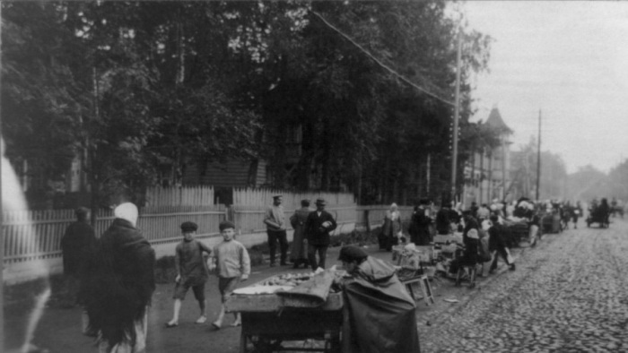 Уличные торговцы продающие овощи и фрукты. Петроград, 1918 год.