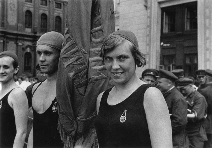 Пловцы со знаменем во время парада. СССР, Москва, 1930 год.