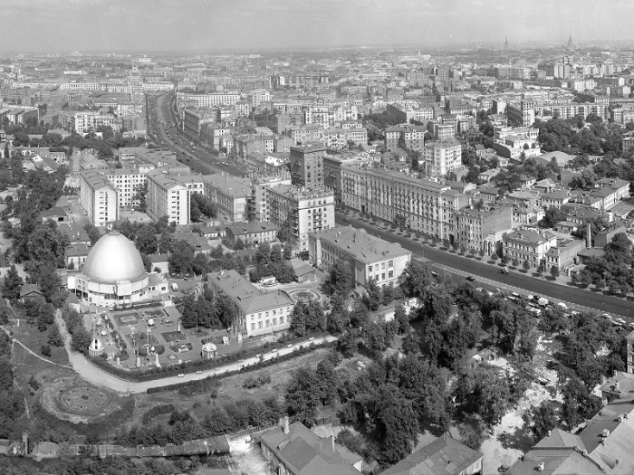 Вид в сторону Планетария и Садового кольца с высотки на площади Восстания. Москва, 1954 год. 