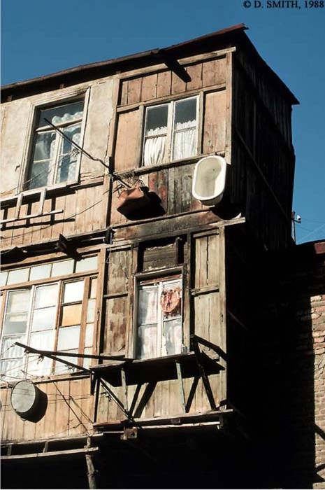 Жилой дом с ванной, висящей за окном. СССР, Тбилиси, 1988 год.