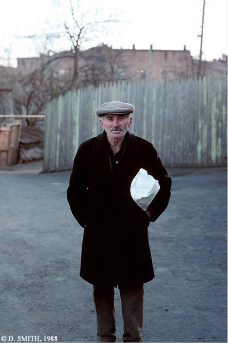 Местный житель неподалеку от своего дома. СССР, Грузия, Тбилиси, 1988 год.
