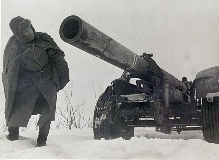 У 220 мм орудия брошенного немцами. Сталинград, 1942-1943 год.