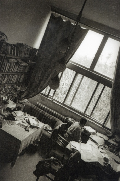 Ателье архитектора в доме Гинзбурга в 1929 году. Фото: Alexander Rodchenko. 