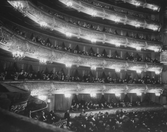 Толпы зрителей в Большом театре. СССР, Москва, 1955 год.