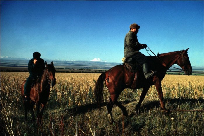 Любители верховой езды в степной местности вдоль подножья Кавказских гор. СССР, Кавказ, 1963 год.
