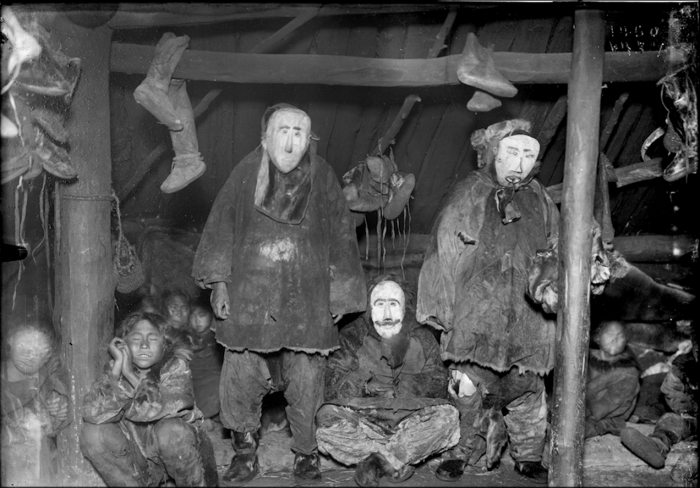 Коряки в деревянных церемониальных масках. Камчатский край, 1901 год. 