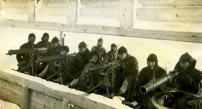 На стрельбищах в Ленинградской школе летчиков. Гатчина, 1933 год.