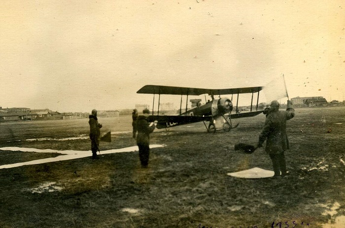 Самолет на старте. Аэродром Ленинградской школы летчиков. 1933 год. 