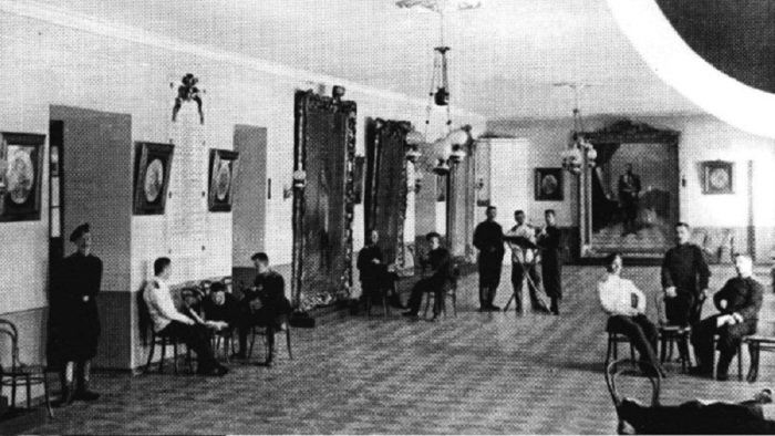 Юнкера Павловского училища в портретном зале. Россия, 1908 год.