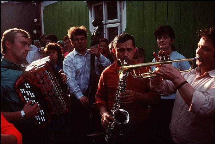 Оркестр на сельской свадьбе в деревне Черешенка. УССР, 1988 год.