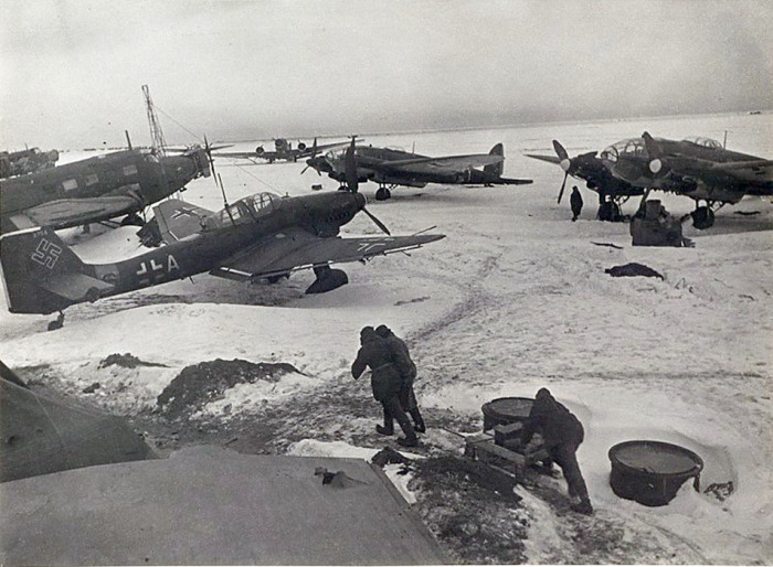 Аэродром с военной техникой и самолетами, оставленный противником. Сталинград, 1942-1943 год.