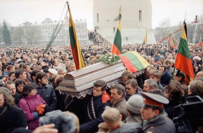 Толпы людей на похоронной процессии в Вильнюс, 16 января 1991 года.