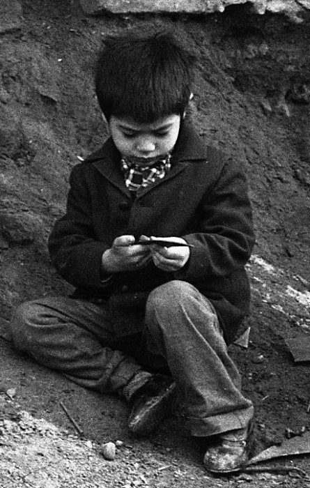 Сидящий на земле маленький мальчик из Ташкента. СССР, Ташкент, 1984 год.