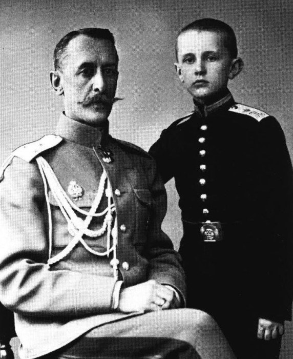 Начальник Николаевской военной академии Щербачев с сыном. Россия, 1909 год. 