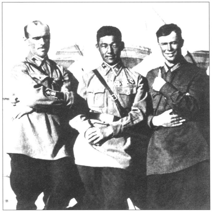 Командир 1-го монгольского авиаполка Чоймболын Шагдасурен  и советский военный советник Судец. Халхин-Гол, 1938 год.