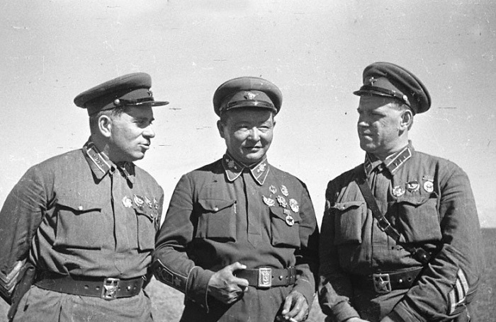 Командарм 2-го ранга Штерн, маршал Чойбалсан и комкор Жуков на командном пункте Хамар-Даба. 1939 год. 