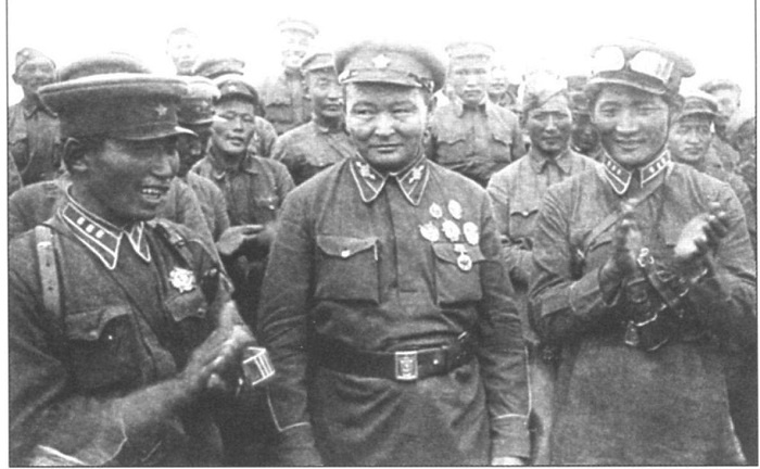 Командир 6-й кавалерийской дивизии Монгольской армии Дандар, главком армии маршал Чойбалсан и полковой коммисар Пэлжа. Халхин-Гола, 1939 год.  
