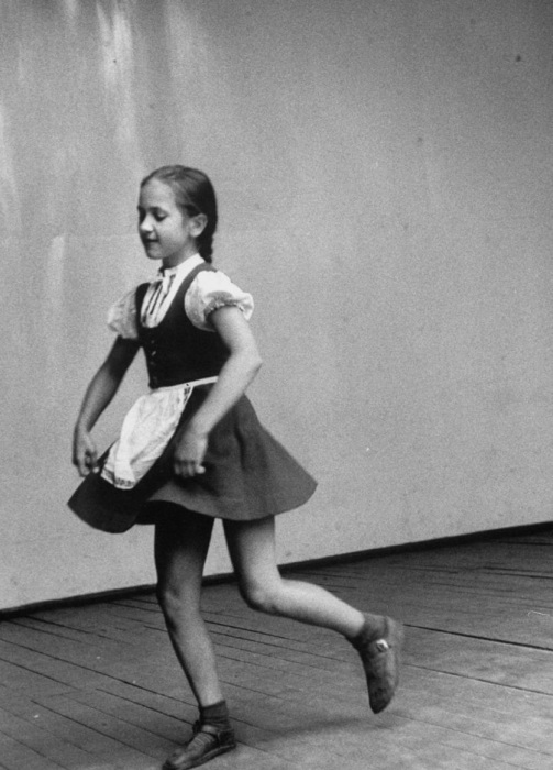 Танцующая на утреннике девочка. СССР, Москва, 1956 год.