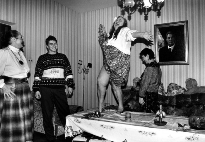 Дочь Леонида Брежнева Галина танцует на столе во время одного из праздников у себя дома. СССР, начало 1990-х годов.