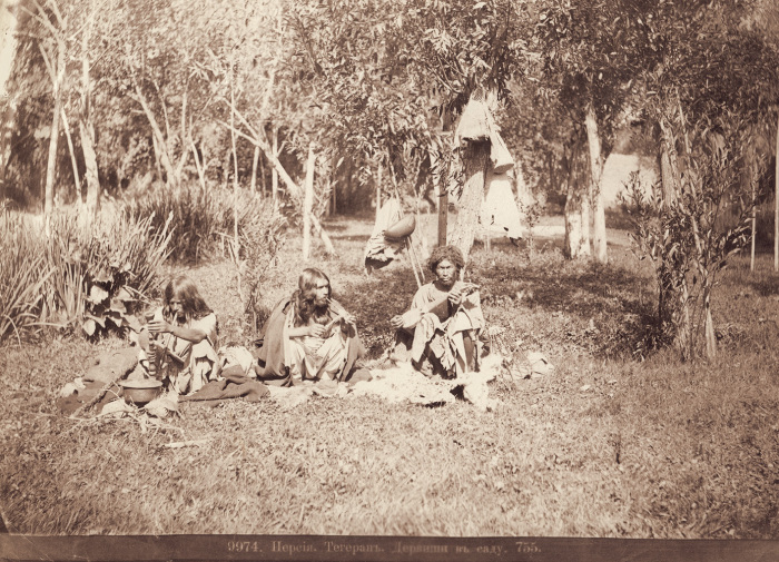Дервиши в саду, курящие трубки и кальян. Персия, Тегеран, 1870-е годы. Фото: Dmitry Ermakov. 