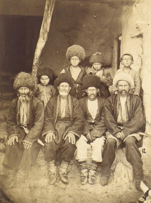 Старики и дети из села Джег. Бакинская губерния, Кубинский уезд, 1890-е годы. Фото: Dmitry Ermakov.