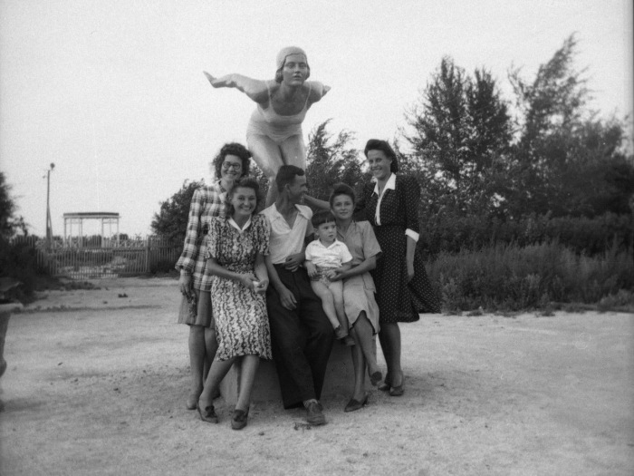 Семья возле статуи пловчихе у входа на пляж. Казахстан, Гурьев, 1965 год. 