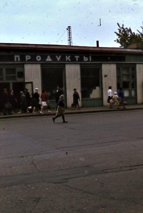 Небольшой продуктовый магазин в Москве. СССР, 1971 год.
