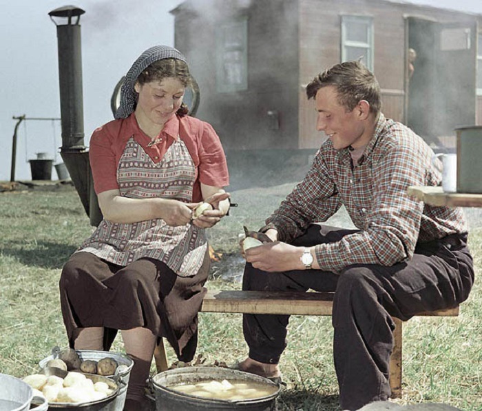  Целинники готовят обед на полевом стане в 1955 году.