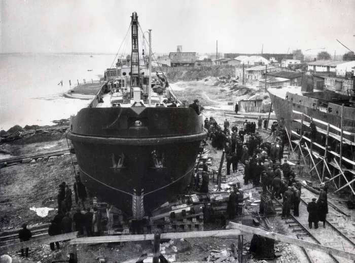 Спуск первой баржи Херсонского судостроительного завода 12 октября 1951 года. 