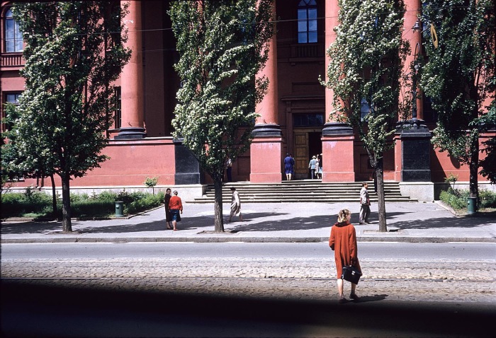 Главный вход в здание Национального Киевского университета имени Тараса Шевченко. СССР, Киев, 1959 год.