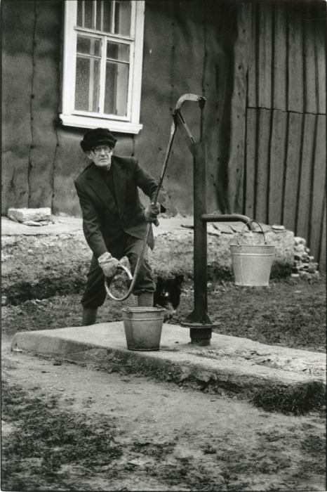 Мужчина набирающий домой питьевую воду. СССР, 1989 год.