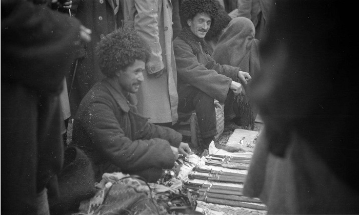 Мужчина торгующий холодным оружием на деревенском рынке. Дагестан, 1933 год. 