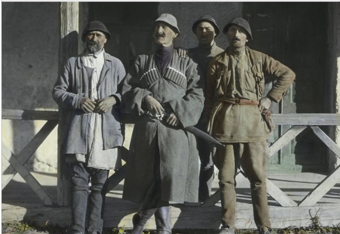 Мусахан Дадешкелиани с членами сельсовета. Сванетия, 1929 год. 